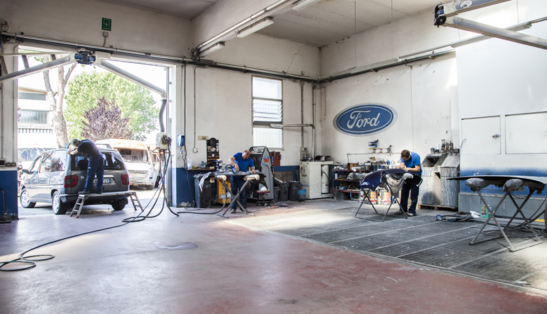 Interno della Carrozzeria Azzurra